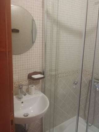 Гостевой дом Guesthouse Mare Bar Бар Трехместный номер-22