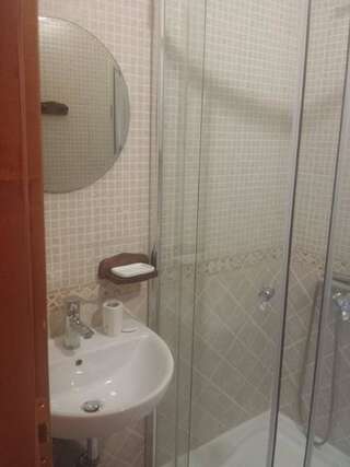 Гостевой дом Guesthouse Mare Bar Бар Трехместный номер-46